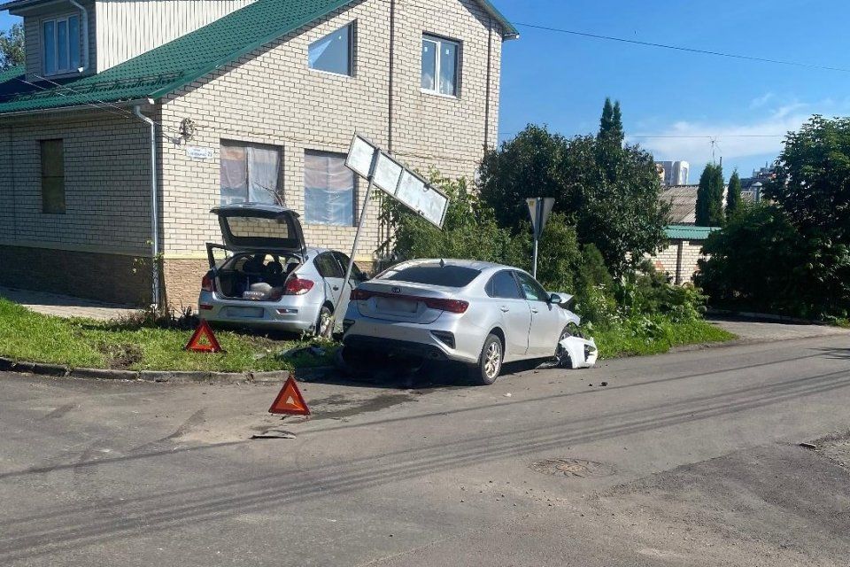 В Орле на нерегулируемом перекрестке не разъехались две иномарки