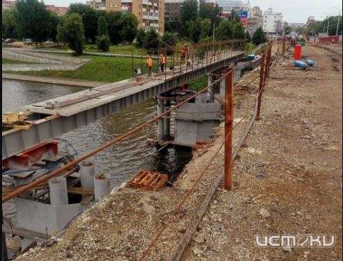 В Орле продолжают возводить пешеходную переправу Красного моста