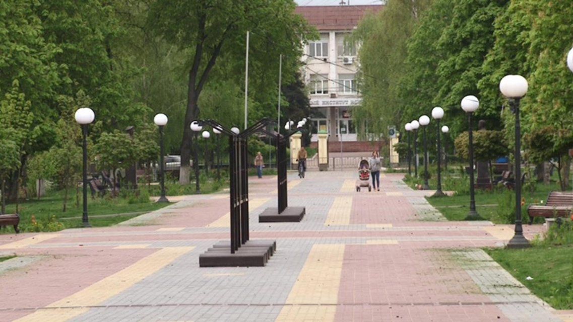 Фоторепортаж: как выглядит праздничный Орел во время режима самоизоляции