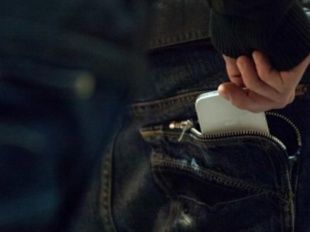 31-летний мужчина похитил телефон у своего знакомого