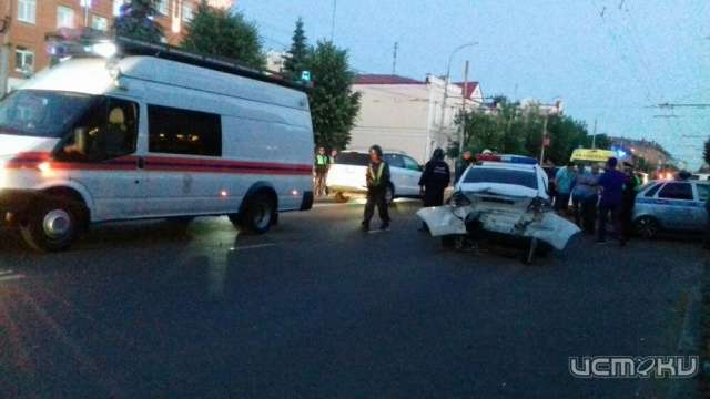 В Орле иномарка протаранила машину ДПС