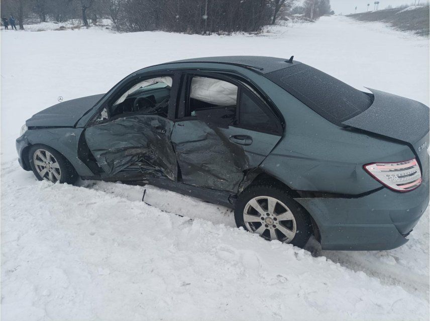На орловской трассе автоледи на «Мерседесе» протаранила легковушку и оказалась в больнице