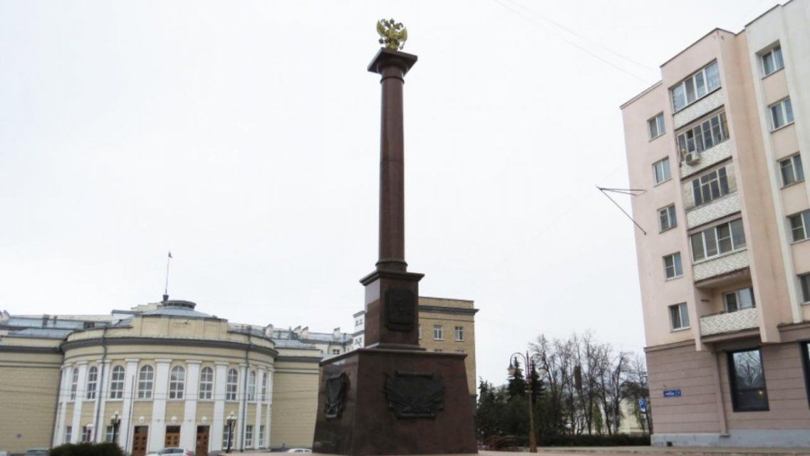 Возле стелы «Орел — город воинской славы» полдня нельзя парковаться