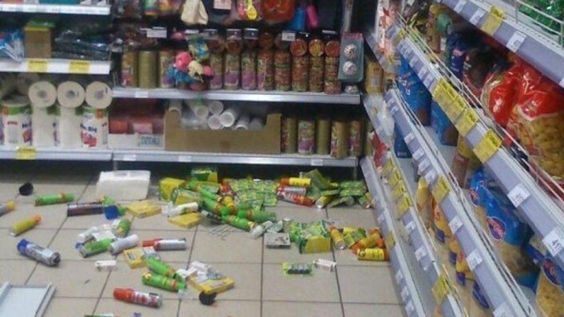 Орловчанин в супермаркете оскорблял покупателей и сбрасывал товар с полок