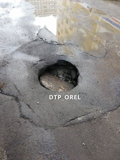 Недалеко от ТЦ «Атолл» канализационный люк провалился под землю