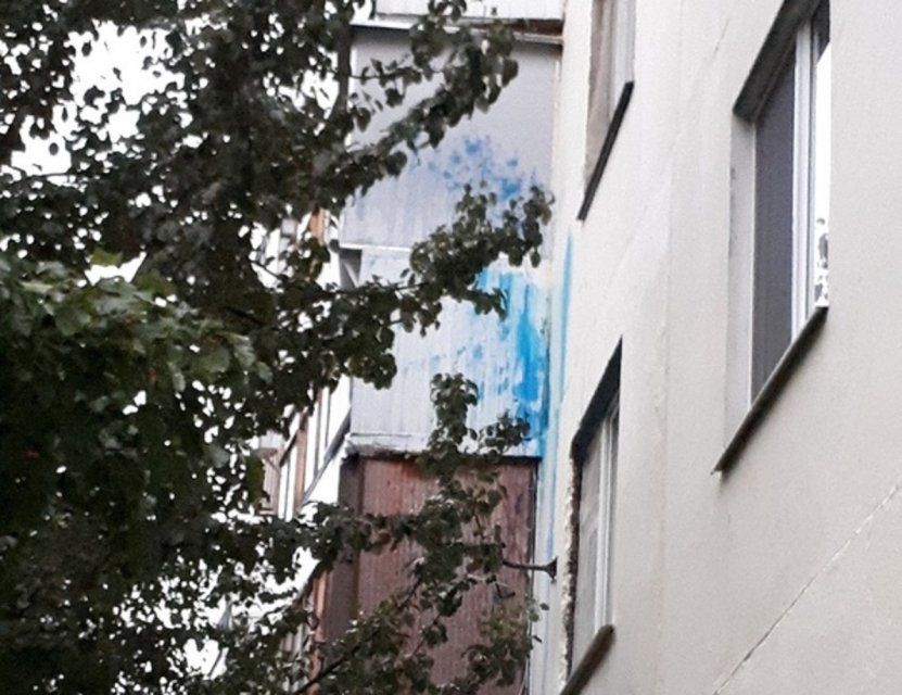 Фотофакт: в Орле раскрасили в синий цвет балконы и стены многоэтажки