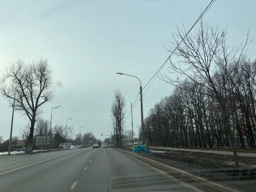 Орловское ГАИ "выявило" точки продажи "незамерзайки" на Карачевском шоссе, которые создают аварийную ситуацию. Но ничего не изменилось.