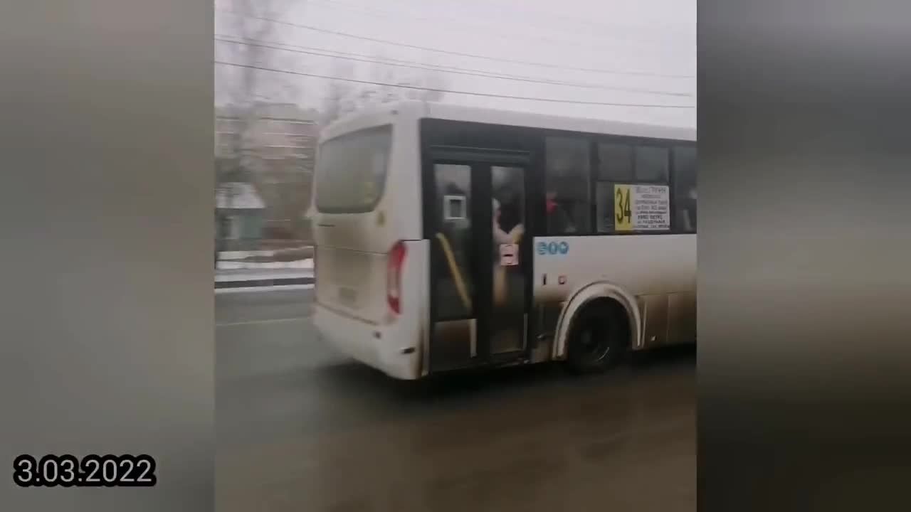 Орловчане в час пик каждый раз пытаются втиснуться в переполненные маршрутки