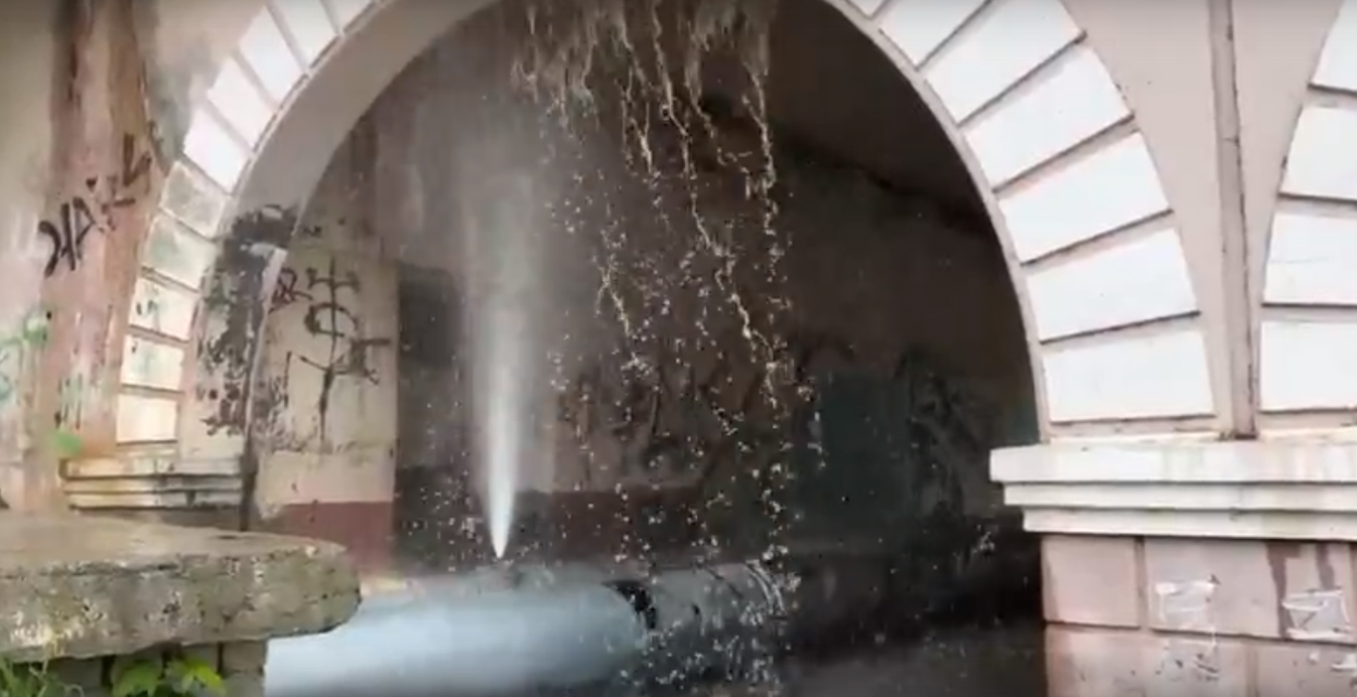 В Орле открылся незапланированный фонтан