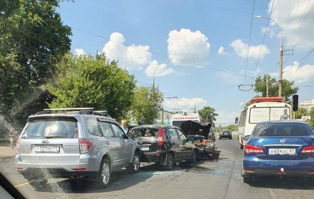 Вылетел на встречку: в тройном ДТП в Орле пострадали четыре человека
