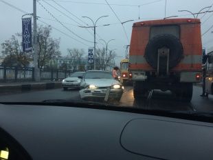 В центре Орла случилась авария на трамвайных путях. Видео 