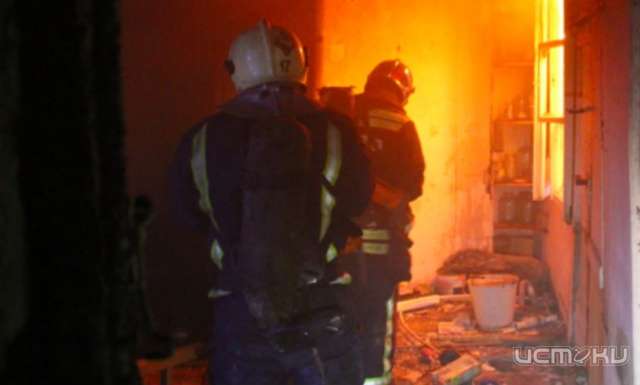 В Орле горит расселенный дом 