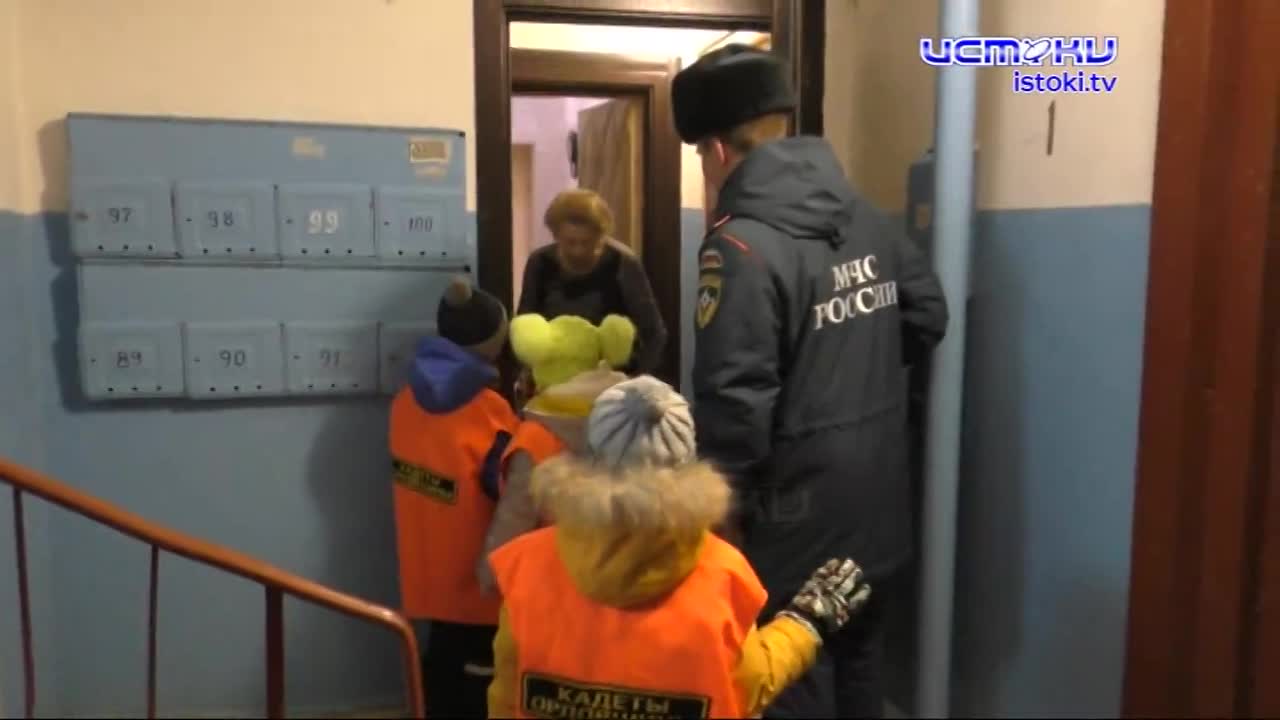 Как не угодить в беду? Это прохожим рассказывали спасатели вместе с юными кадетами