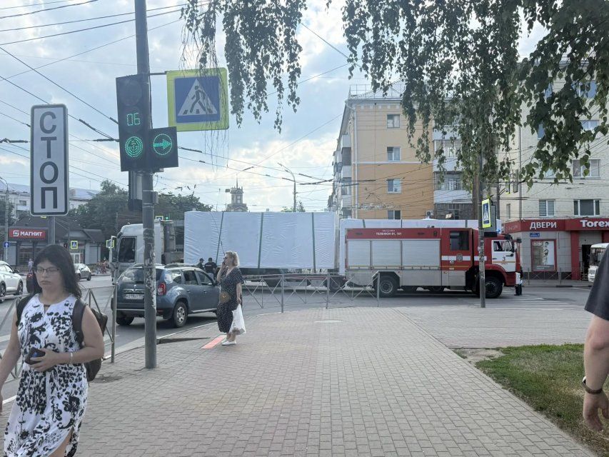 На перекрестке улиц Герцена и Московской фура зацепила провода 