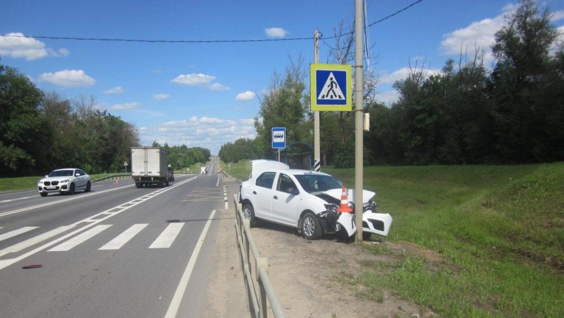 Догнал один другого: под Орлом от удара попутки «Рено» отбросило в дорожный знак 