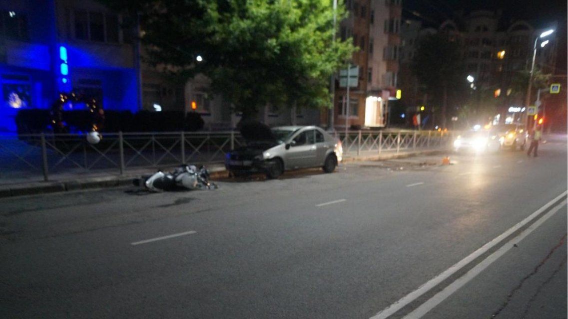 Отбросило на встречку: в Орле попал на видео момент ДТП с мотоциклом