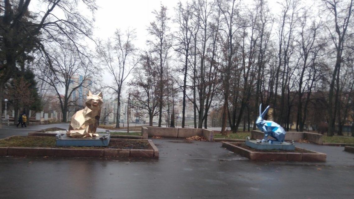 Столичный подарок кочует по Орлу: зеркальные заяц и волк переехали