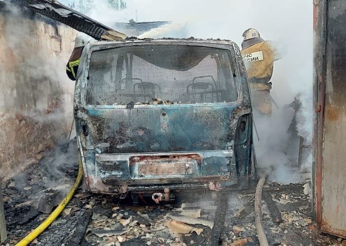 Под Орлом сгорел гараж и находившийся в нем «Mercedes»