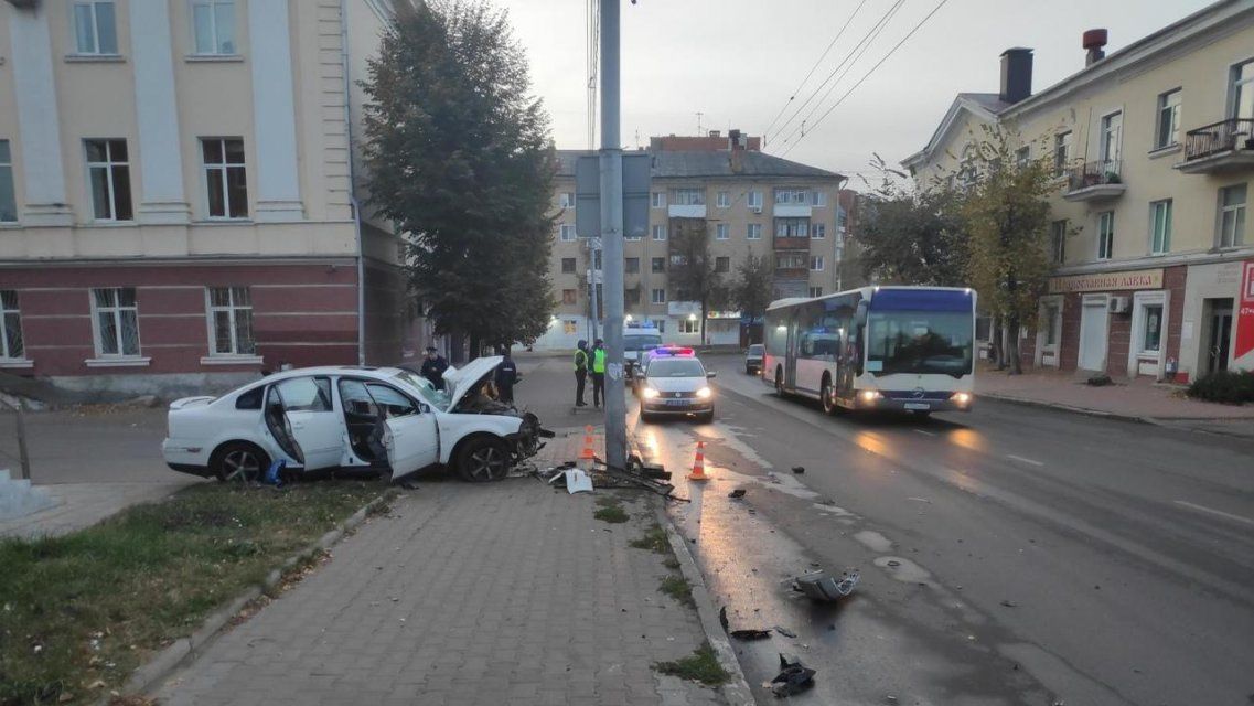 Пятеро молодых орловчан врезались на авто в столб: девушка попала в реанимацию