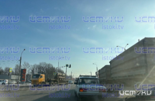 На оживленном перекрестке в Орле Карачевское шоссе-Мостовая перестали работать светофоры. Второй перекресток на Мостовой тоже потух.