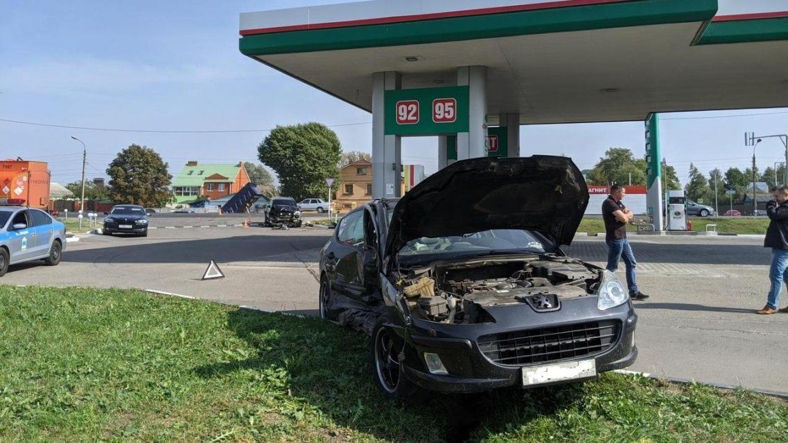 Не уступил дорогу: под Орлом не смогли разъехаться две иномарки