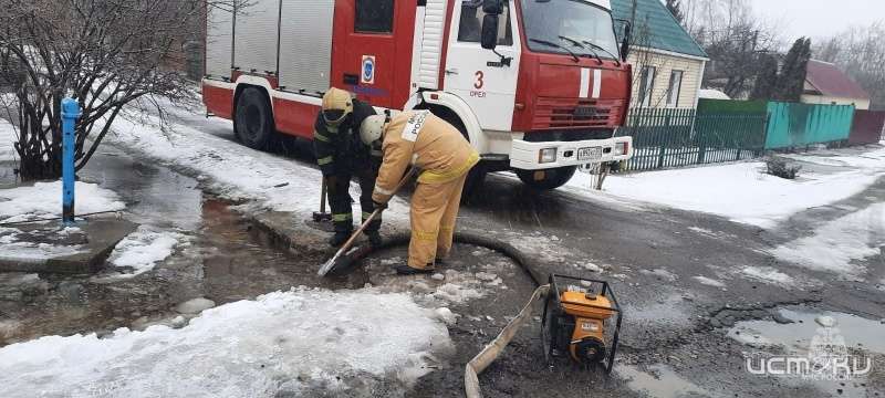 Резкая смена погоды привела к подтоплению частных домов в Орловской области Резкая смена погоды привела к подтоплению частных домов в Орловской области