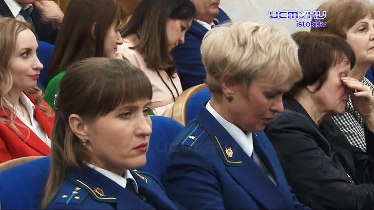 301 год на страже закона. Сегодня профессиональный праздник отмечают сотрудники прокуратуры. Представители орловского ведомства получили заслуженные н...