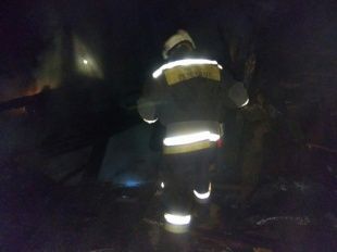 В Орле неизвестные подожгли хозпостройки