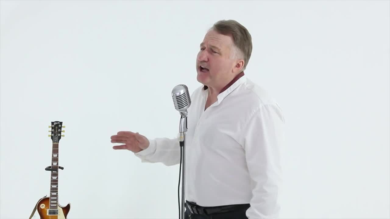 Депутат облсовета Виталий Рыбаков поздравляет орловчанок с 8 марта и дарит песню в своем исполнении!