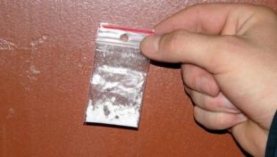 В Орле у парня и девушки нашли наркотики