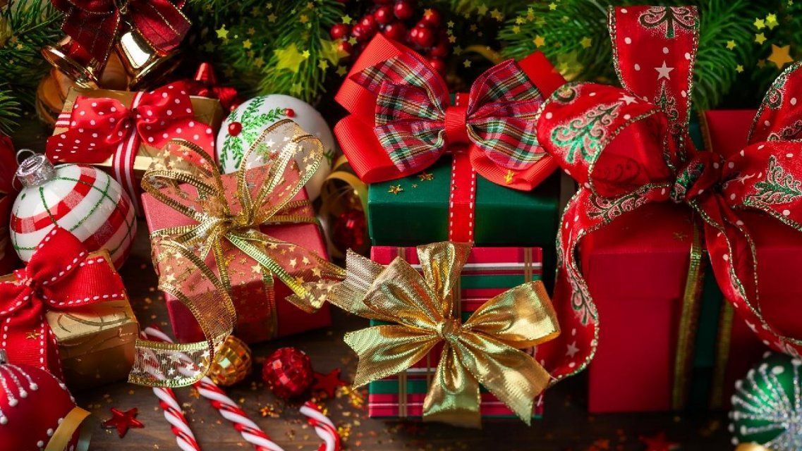 Игрушки и конфеты: как изменилась цена новогодних подарков для юных орловчан 