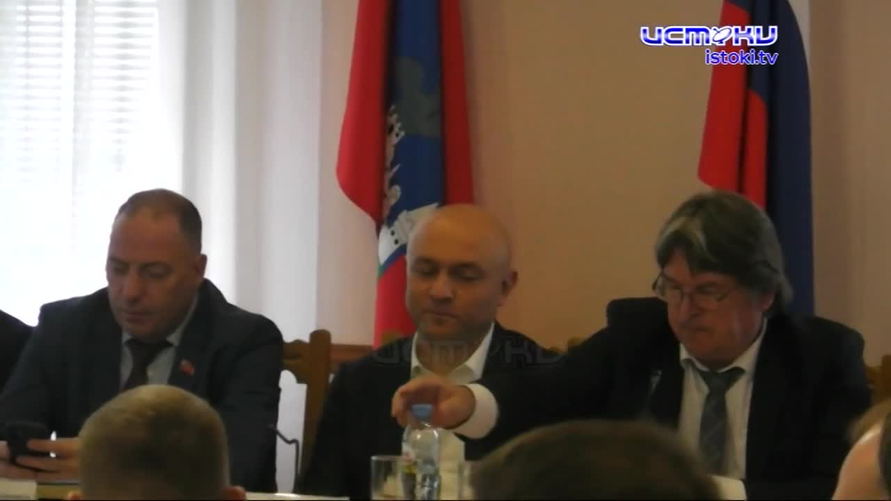 Заслуженный учитель России Федор Корниловский перед зданием мэрии, провел одиночный пикет против Юрия Парахина