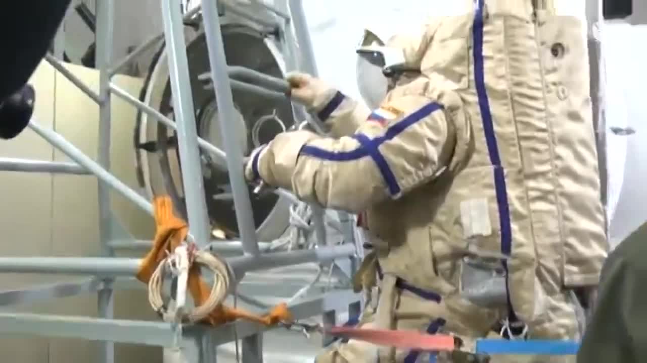 Орловский космонавт проходит тренировочную подготовку к высадке на Луне