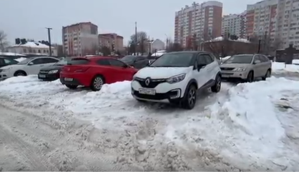 Площадь маршала Жукова осталась в этом году и без елки, и без уборки от снега