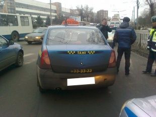 Таксист на светофоре сбил пешехода