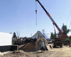 Пострадавшие от взрыва склада пиротехники въедут в свои дома до 1 октября. Две стороны одной медали 