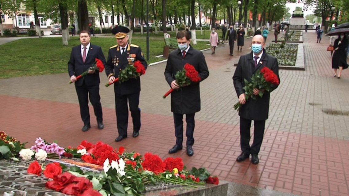 Фоторепортаж: церемония возложения цветов в Орле прошла без зрителей