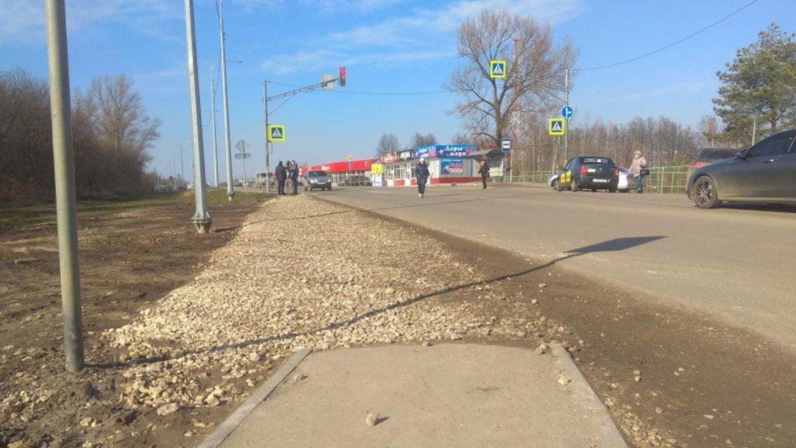 Тротуары, которых нет: к Плещеевской ЦРБ орловчане вынуждены добираться по дороге