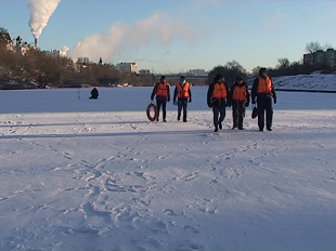 Спасатели и студенты рассказали об опасности выходить на лед 