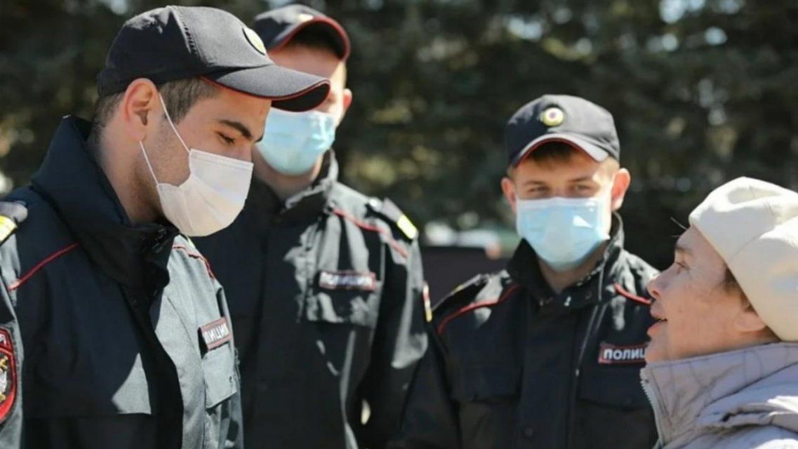 Коммунистка Франко учит, как законно не носить маски. Коммунист Клычков призывает маски носить