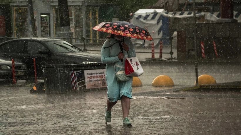 По орловским улицам «поплыли» машины и люди