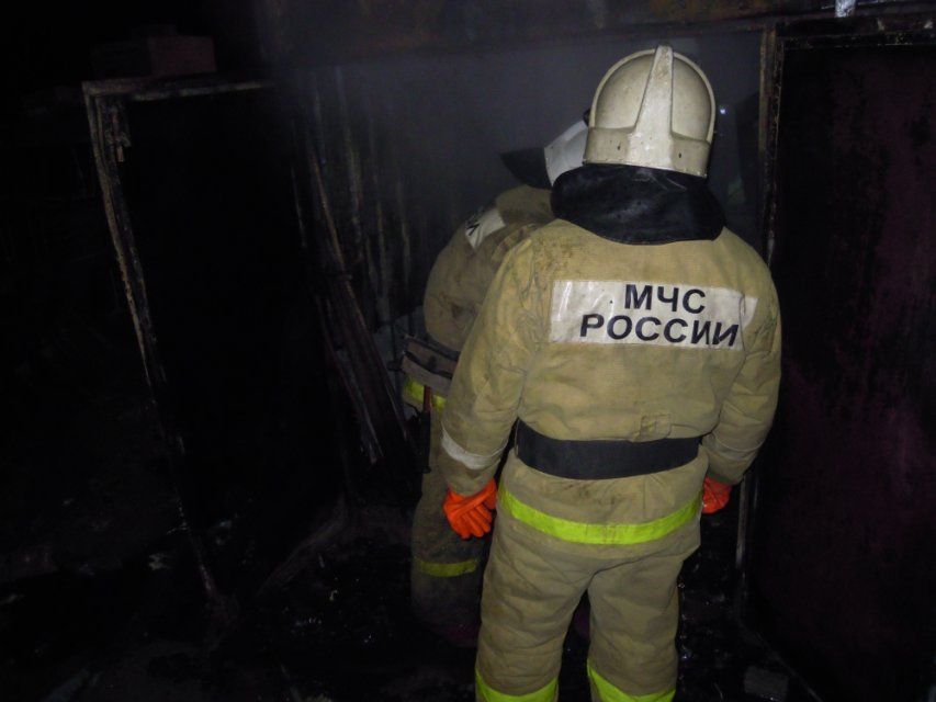 На окраине Орла горит дом: в здании могут быть люди