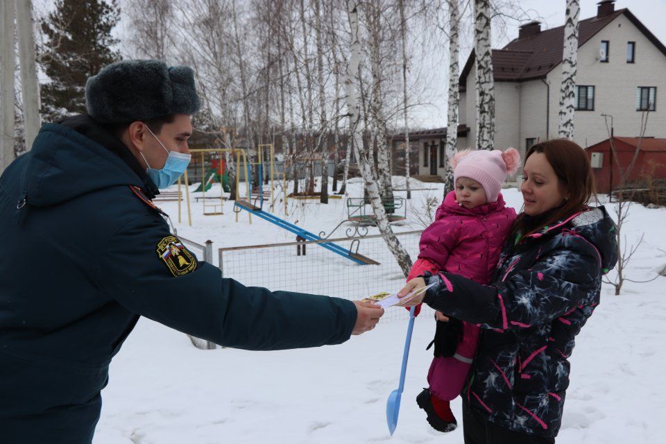 Напомнили правила пожарной безопасности и заодно поздравили. Орловские спасатели пришли в гости к хранительницам очага