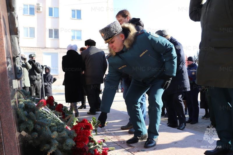 Орловские сотрудники МЧС почтили память защитников Отечества