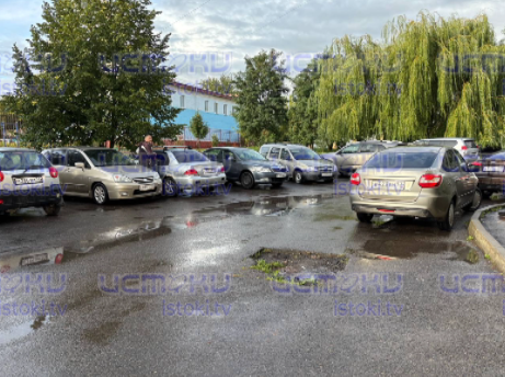 Такие ямы еще поискать. В Орле после ремонта двора на улице Кромская жители рискуют своими машинами