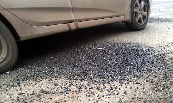  Ожог первой степени получила пассажирка авто, в результате выброса битума из-под колёс