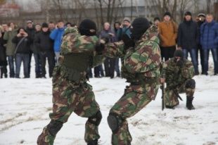 Сотрудники орловского ОМОНа провели показательные выступления для студентов