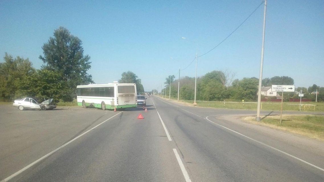 Без ремня безопасности: в Кромах водитель ВАЗа вылетел на встречку под автобус