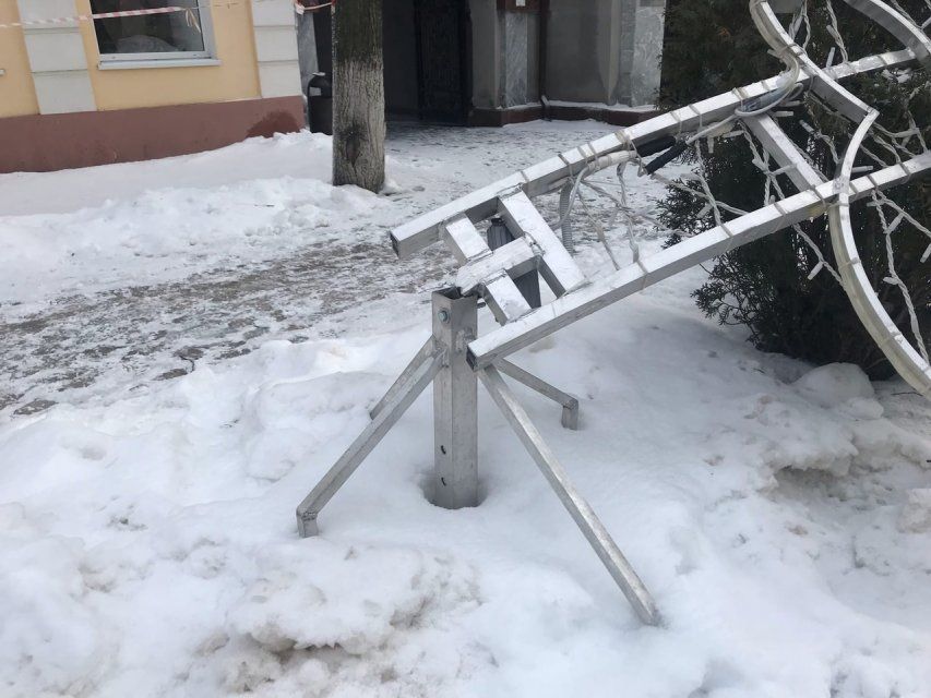 Глазами очевидцев: в Орле на ул. Ленина очевидцы обнаружили поваленные новогодние украшения