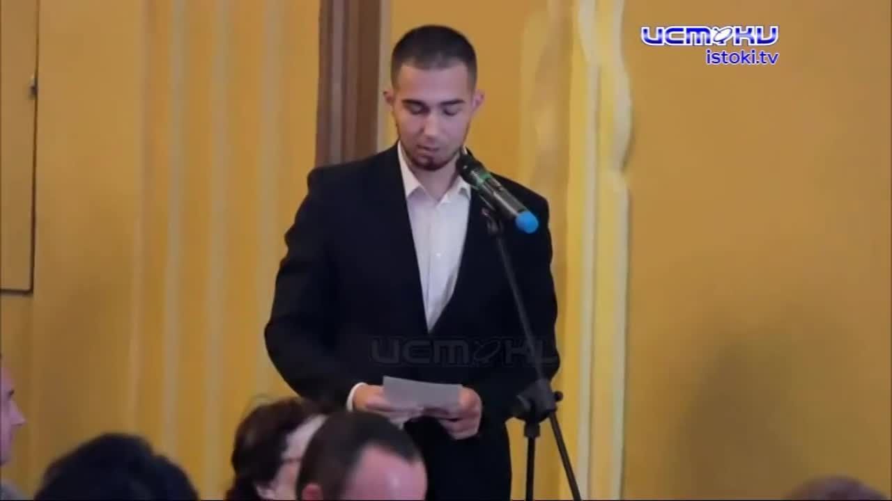 Как ловко и почти незаметно протащить бюст Сталину?